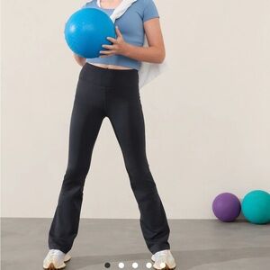 ATHLETA GIRL HIGH RISE CHIT CHAT FLARE PANT size L (purple)